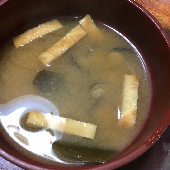 しじみと昆布と焼き麩の味噌汁。